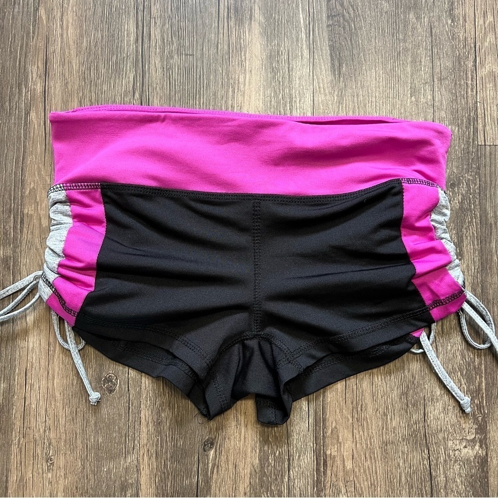 Aviva Women’s Workout Pink Black Scrunch Shorts Size L